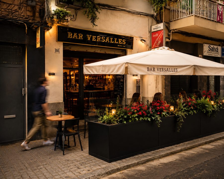 Fachada del Bar Versalles en Badalona